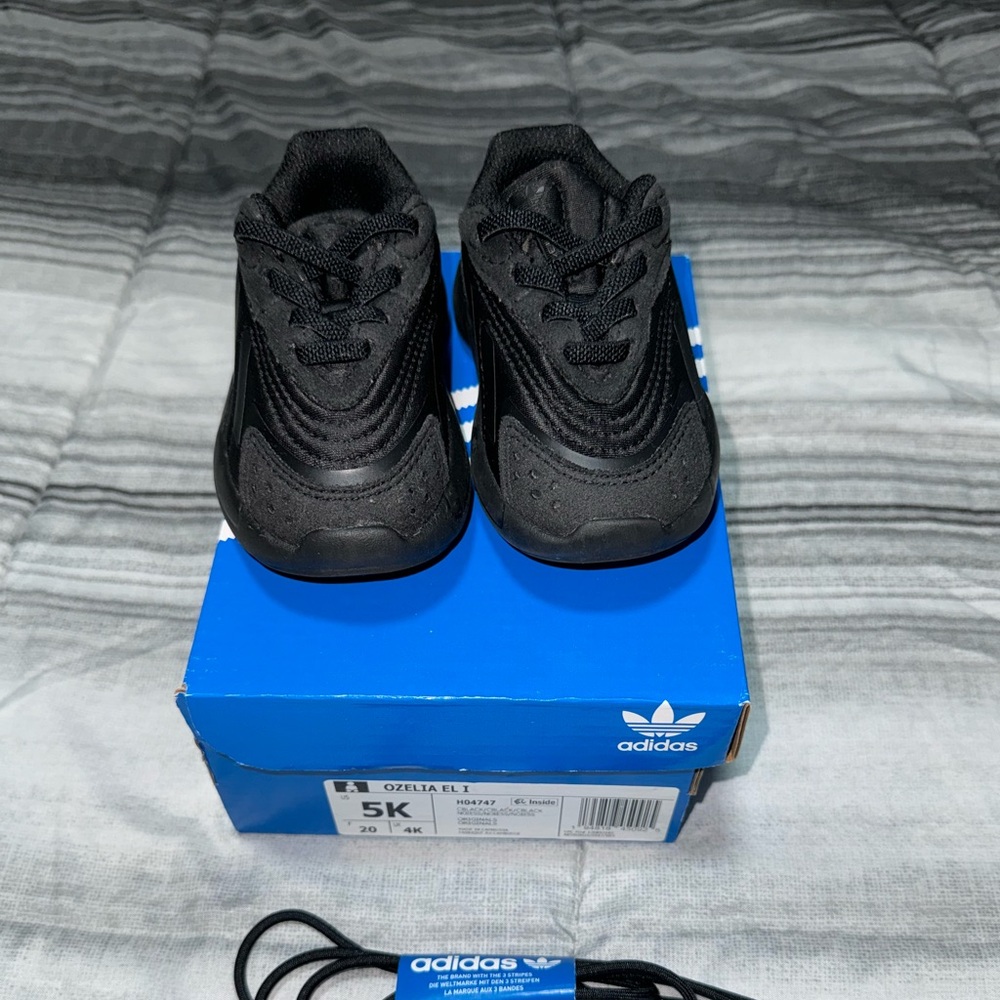 Adidas Ozelia baby sneaker